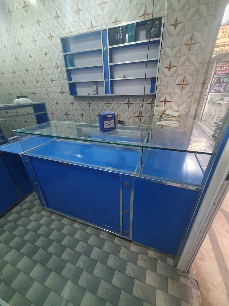 موبائل شاپ کا مکمل فرنیچر اور فکسچر برائے فروخت۔  اس میں موبائل ایکسی 4