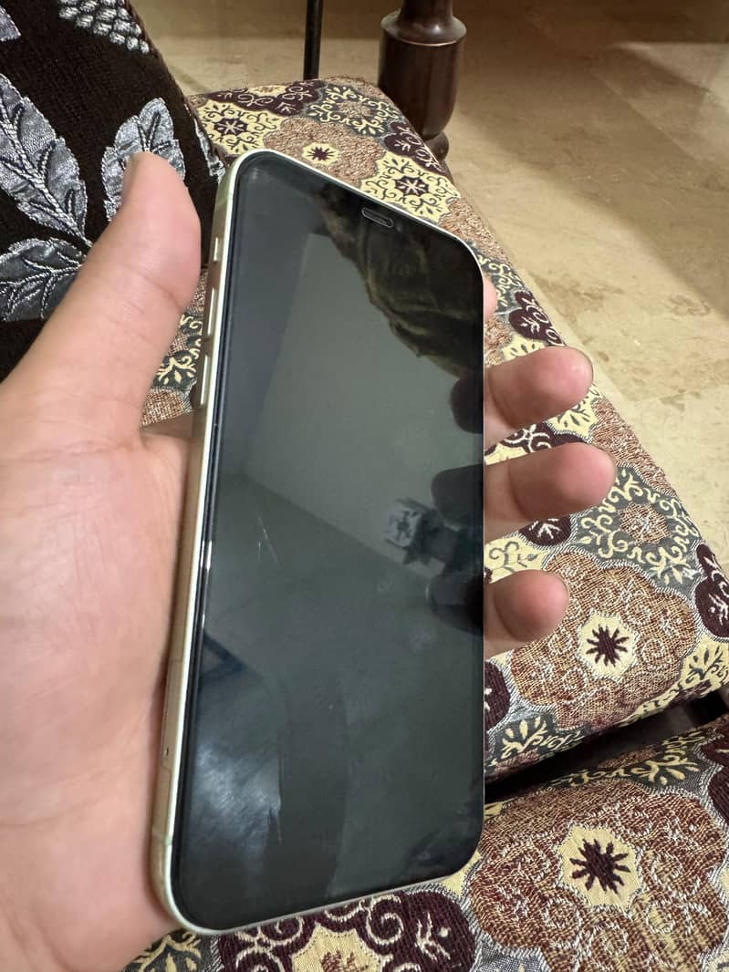 Apple iPhone 12 4