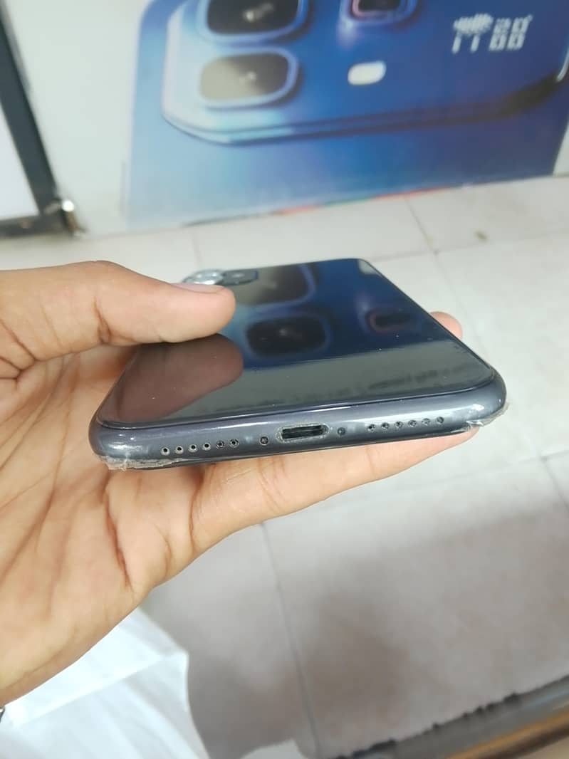 Apple iPhone 11 4