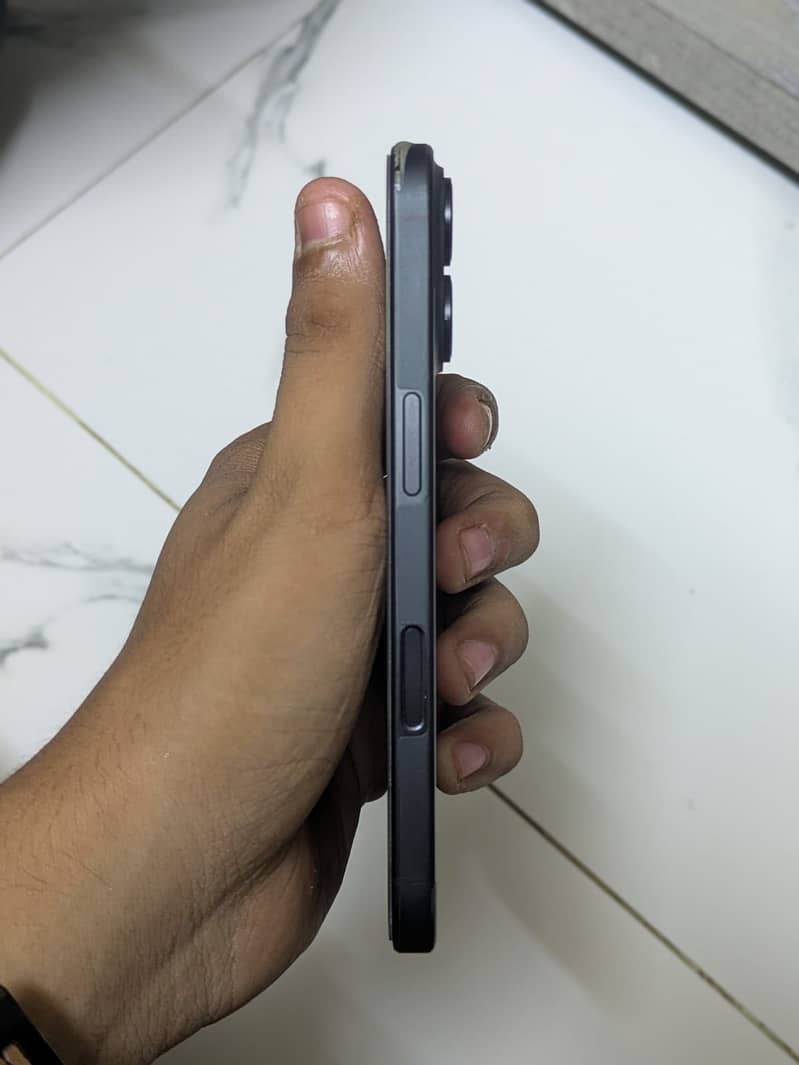 Apple iPhone 16 2