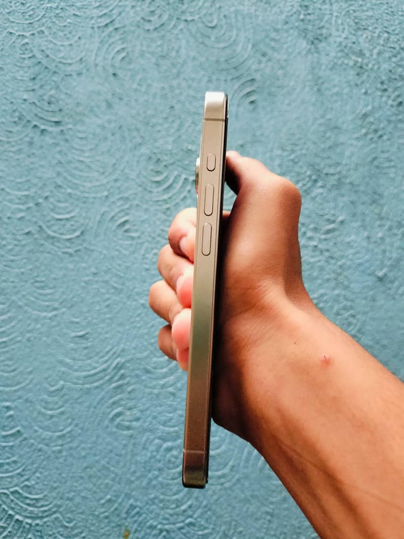 Apple iPhone 15 Pro 3