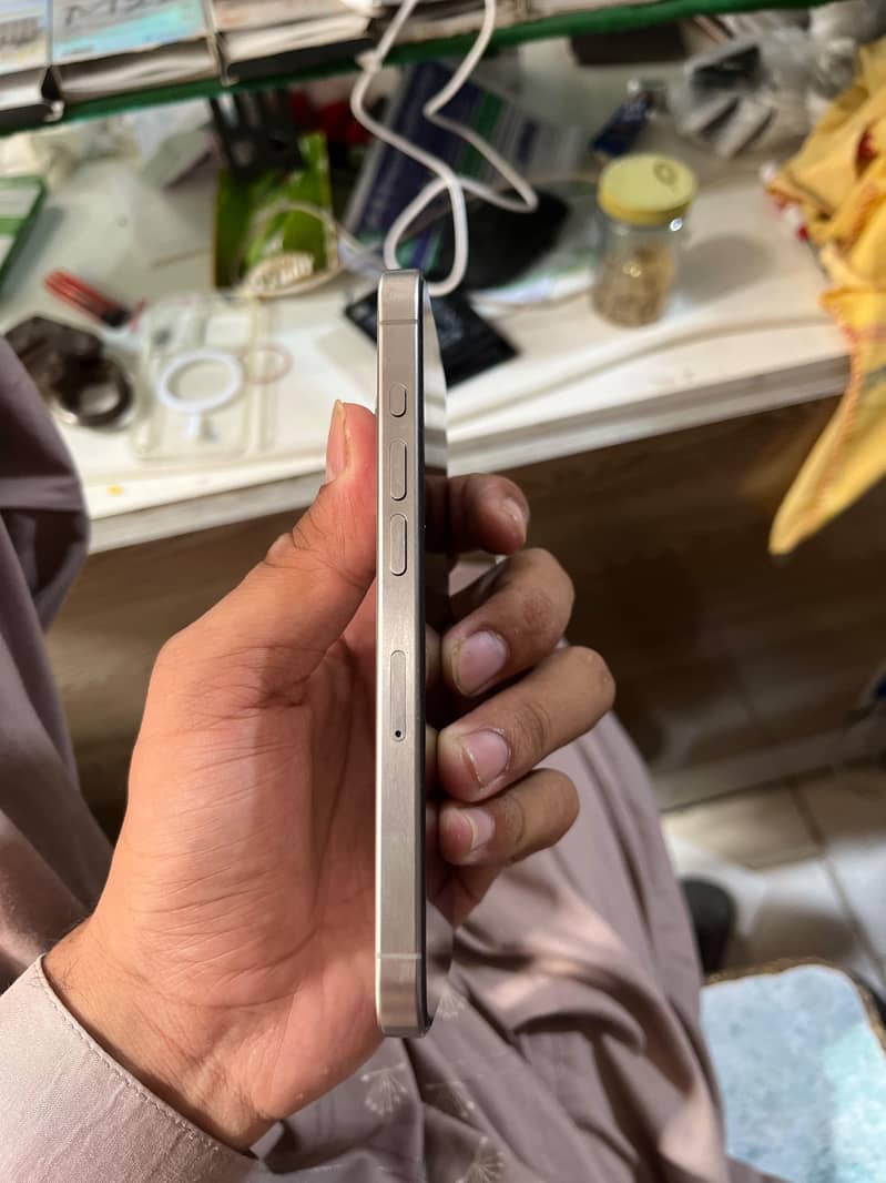 Apple iPhone 15 Pro 3