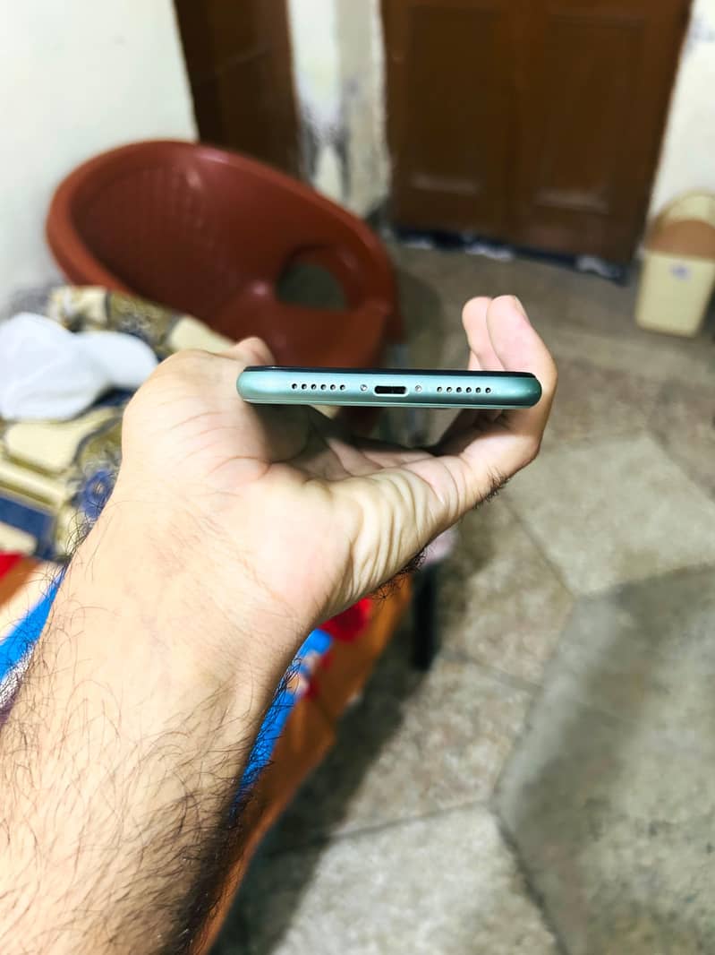 Apple iPhone 11 4