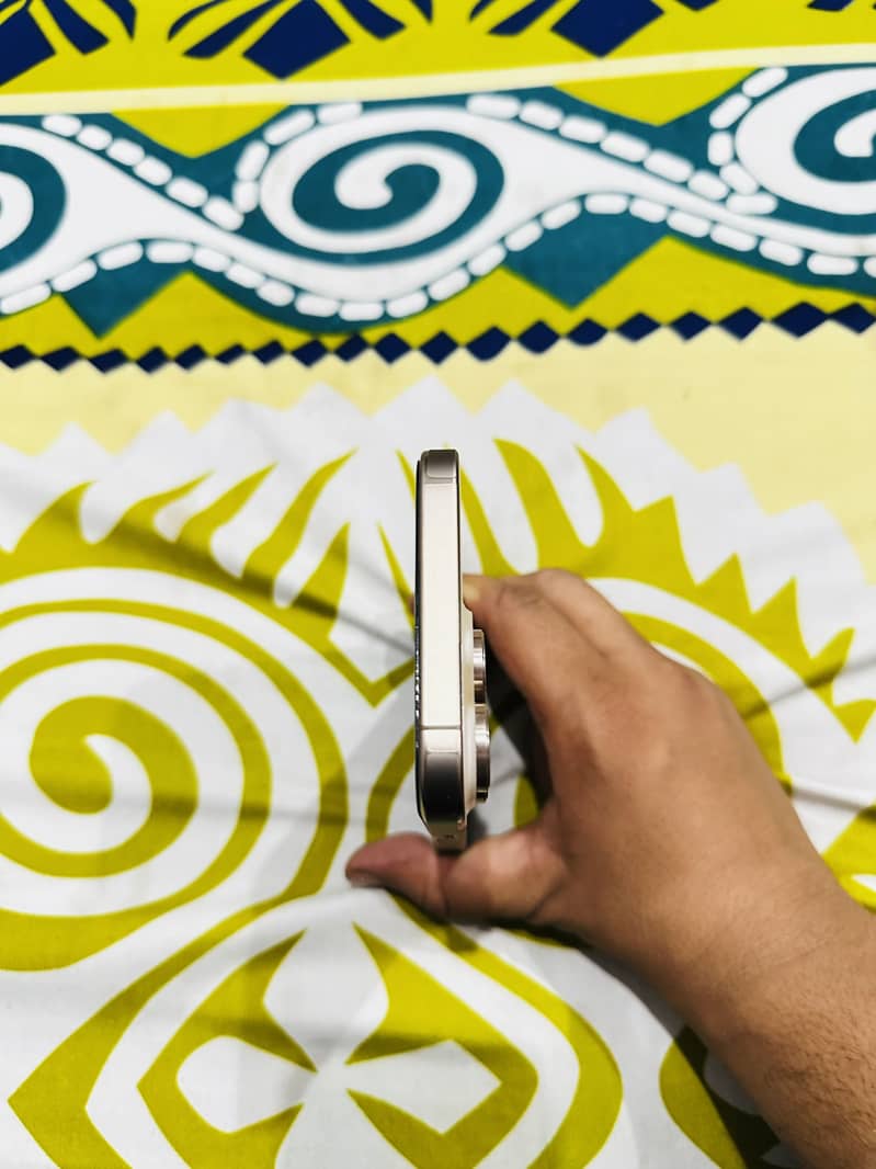 Apple iPhone 16 Pro Max 3