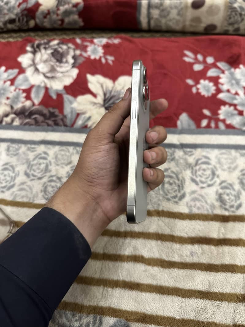 Apple iPhone 15 Pro Max 2