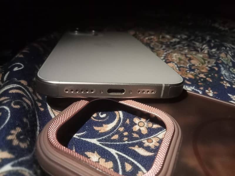Apple iPhone 15 Pro Max 4