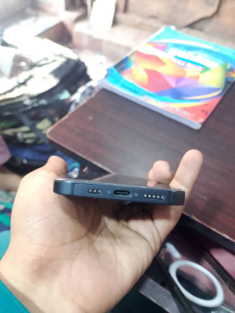 Apple iPhone 16e 0