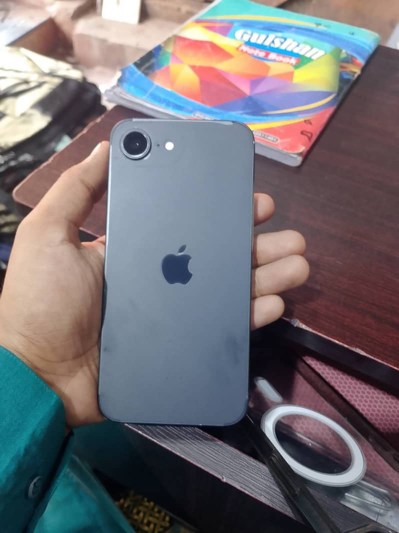 Apple iPhone 16e 1
