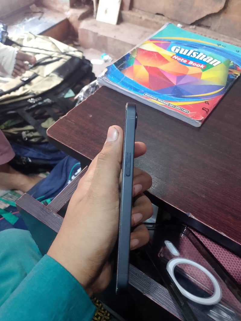 Apple iPhone 16e 3