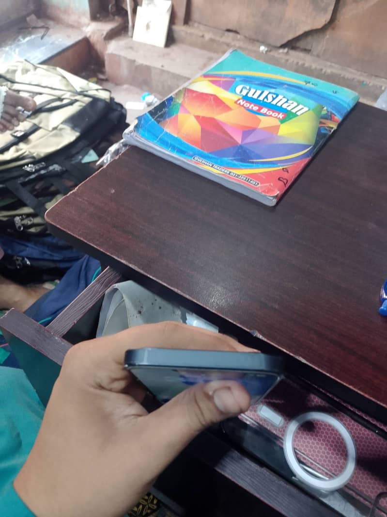 Apple iPhone 16e 5