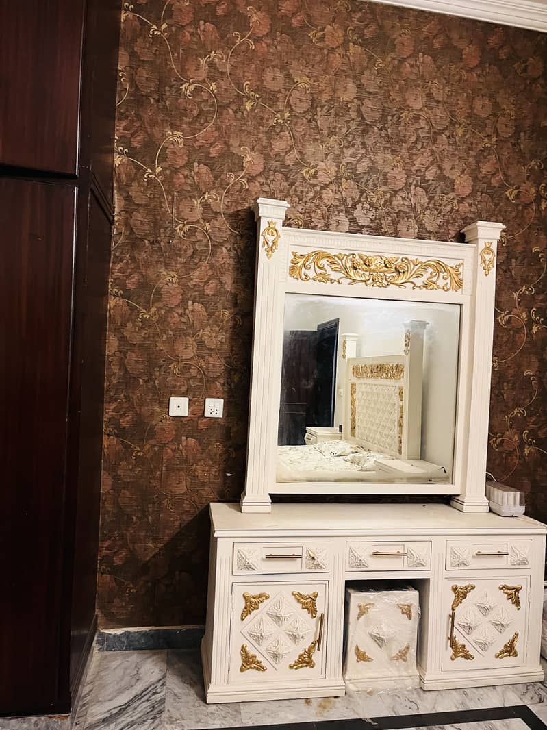 Off white bed 0
