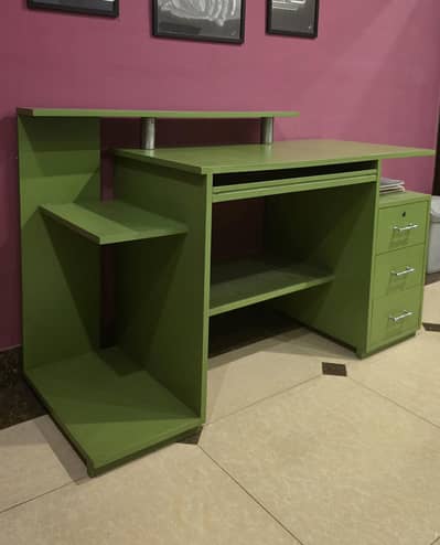 Study/computer table in excellent condition