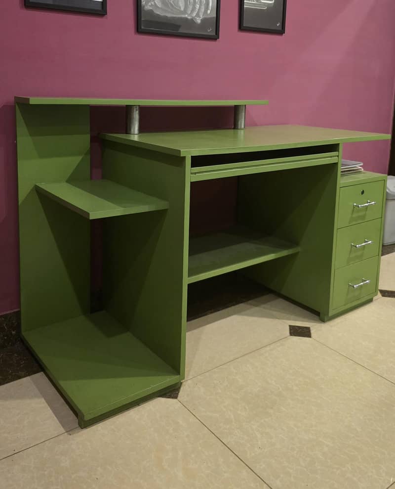 Study/computer table in excellent condition 0