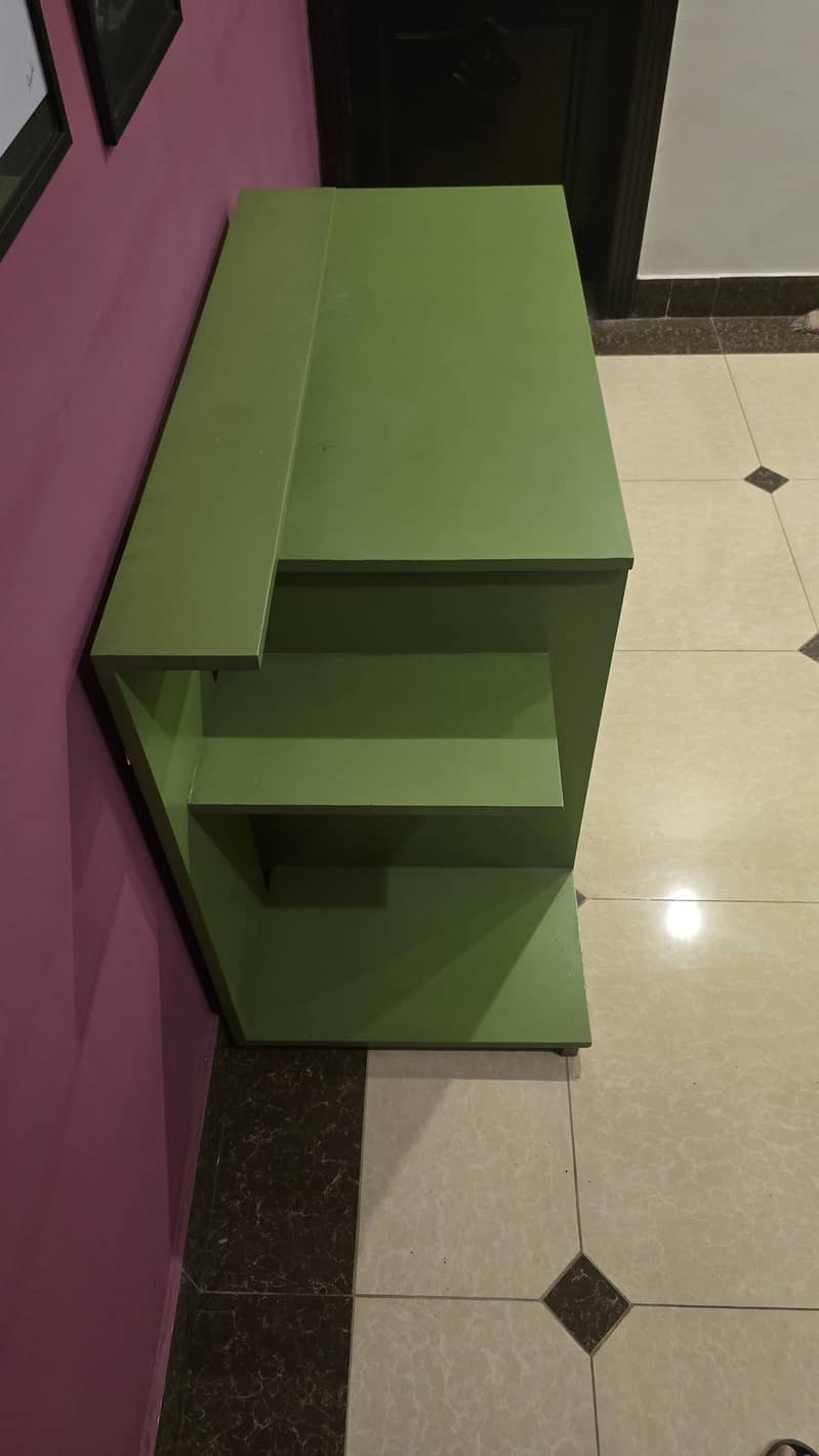 Study/computer table in excellent condition 3