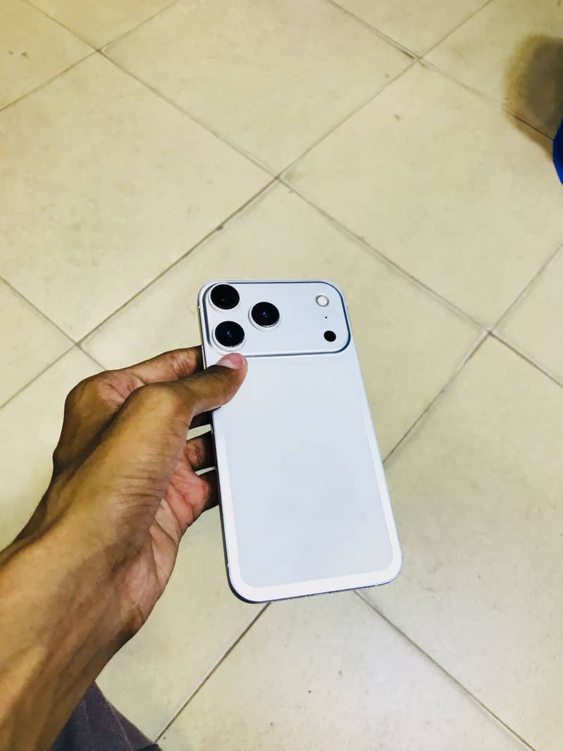 Apple iPhone 17 Pro Max 4