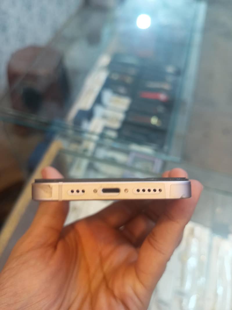 Apple iPhone 13 2