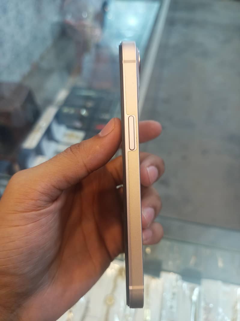 Apple iPhone 13 5