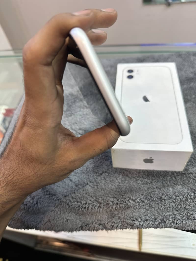 Apple iPhone 11 4
