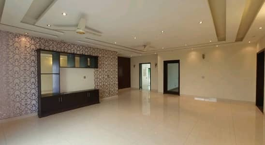 A Prime Location Building Of 2 Kanal In Rs. 3300000