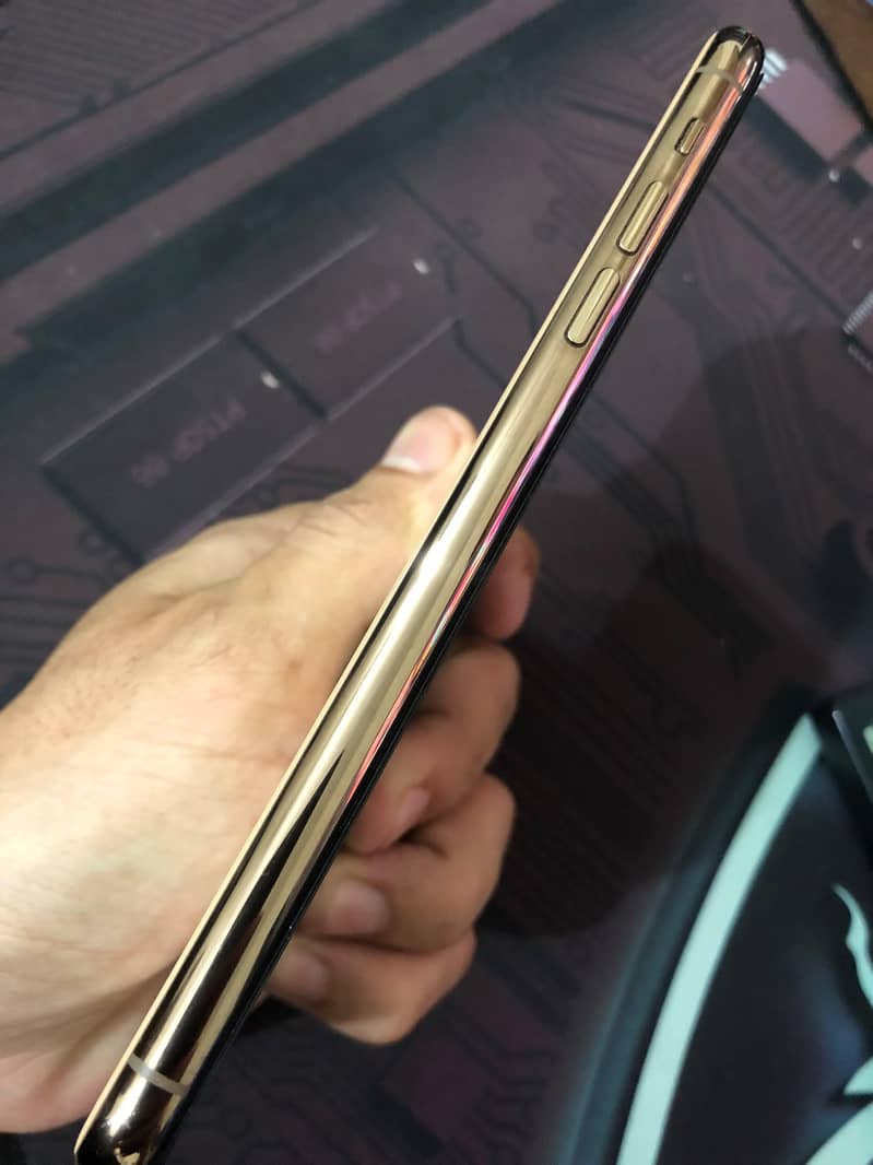 Apple iPhone 11 Pro Max 4