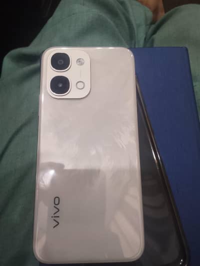 Vivo Y31d 8 128 with 10 months warenti candesen 10/10 with carger