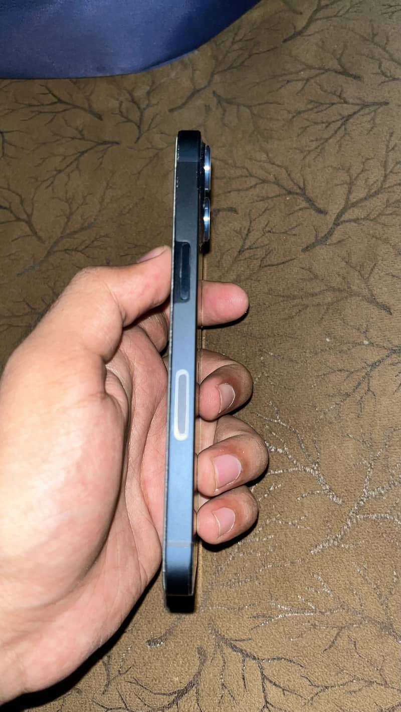 Apple iPhone 13 8
