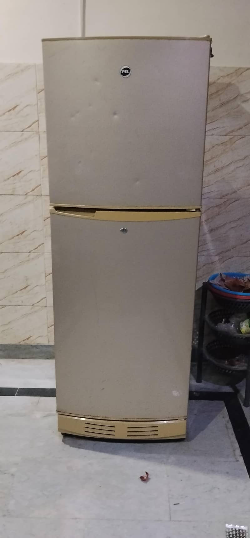 good condition fridge 0