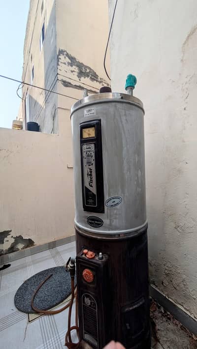 GAS GEYSER 100 Ltrs 10/10