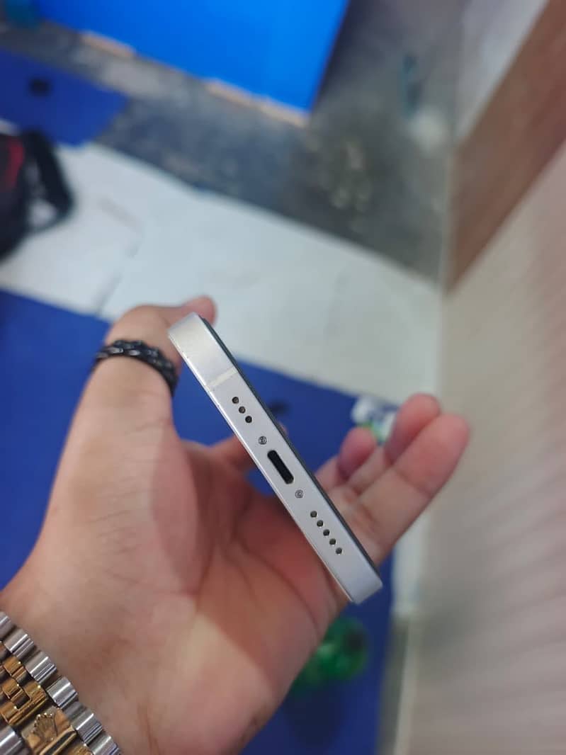 Apple iPhone 12 4