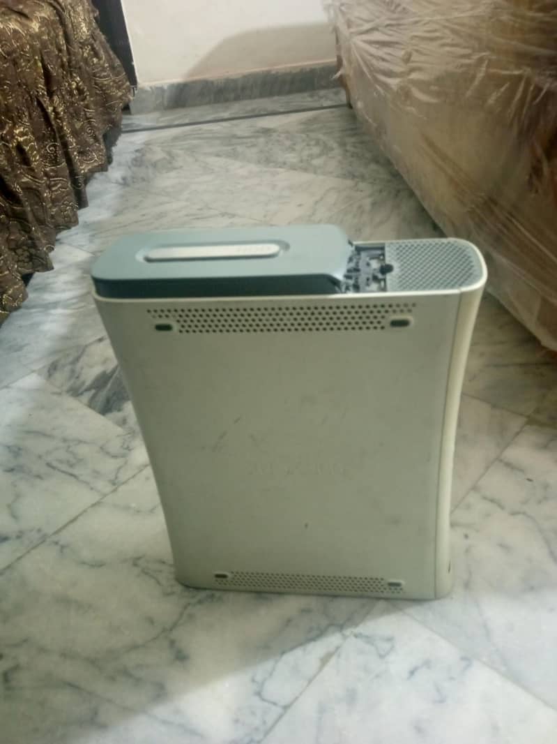 XBOX 360 WITH ONE WIRED AND A WIRELESS CONTROLLER 3