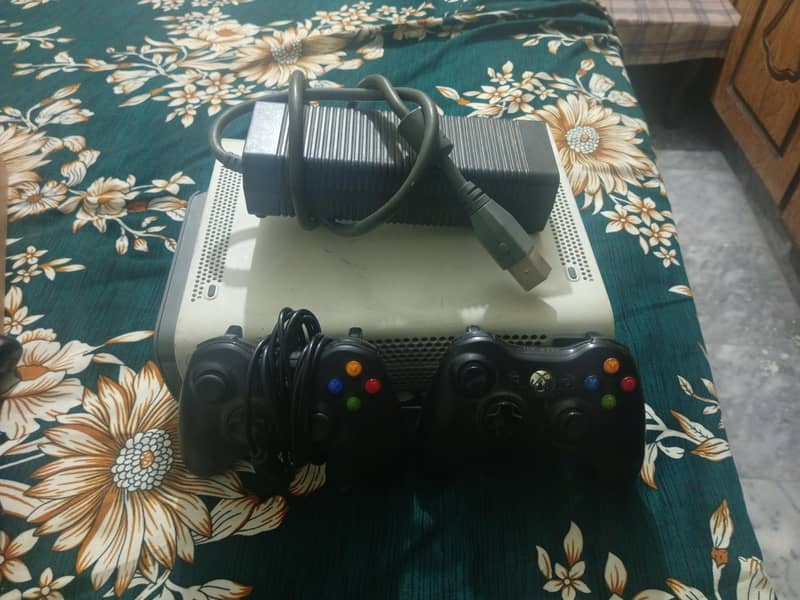 XBOX 360 WITH ONE WIRED AND A WIRELESS CONTROLLER 4