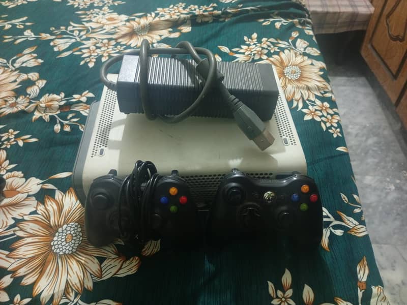 XBOX 360 WITH ONE WIRED AND A WIRELESS CONTROLLER 5