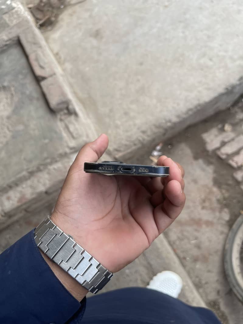 Apple iPhone 13 5