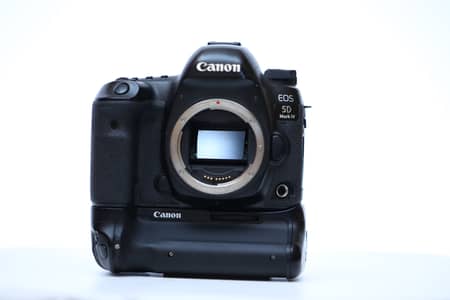 Canon 5D Mark IV – 300K Shutter Count | 2 Batteries + Charger