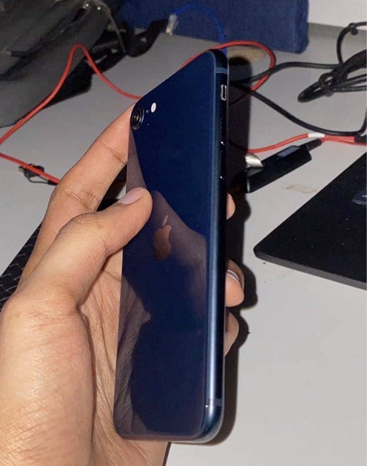 Apple iPhone SE 2022 0