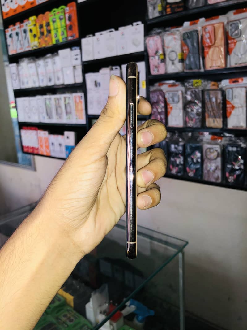 Apple iPhone XS 1