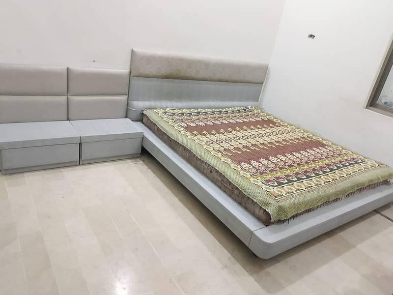 bed and almari 0