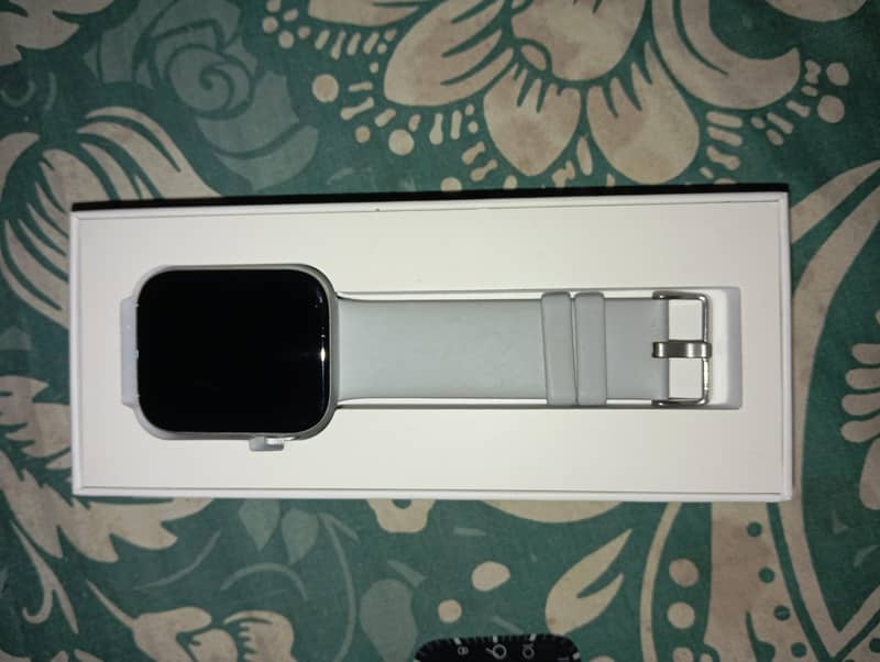 qmobile smartwatch silver color 1