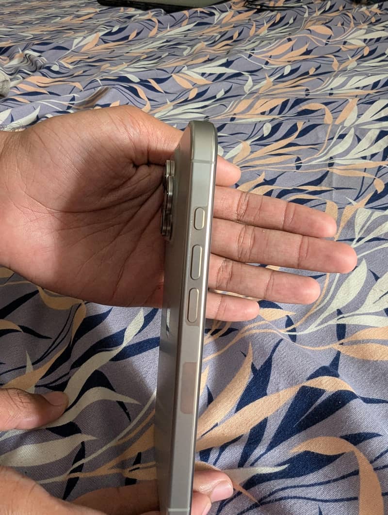 Apple iPhone 16 Pro 1