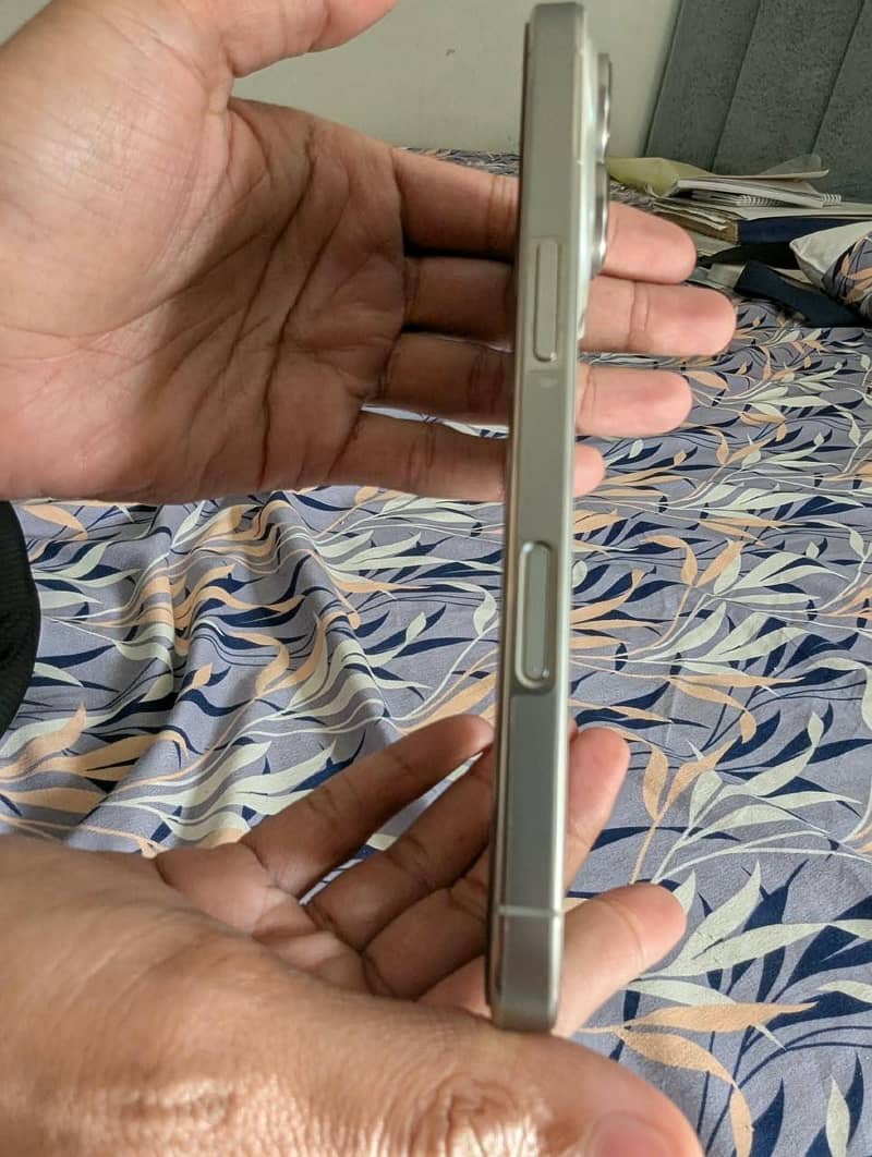 Apple iPhone 16 Pro 3