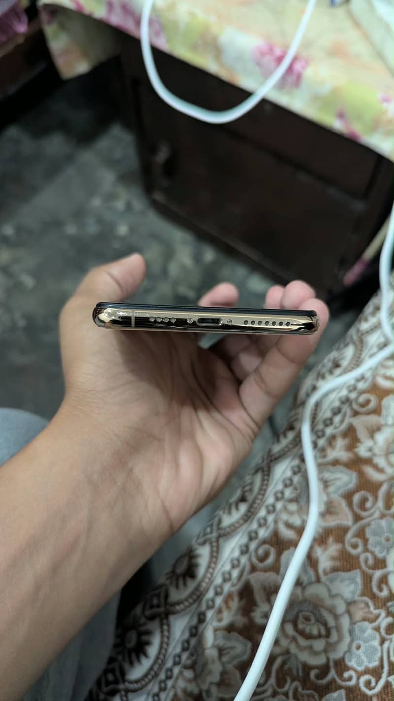 Apple iPhone XS Max 3