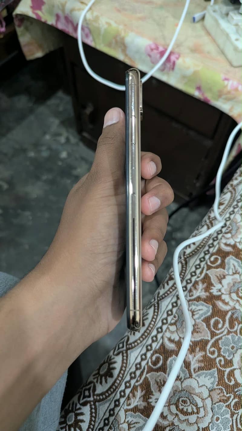 Apple iPhone XS Max 4