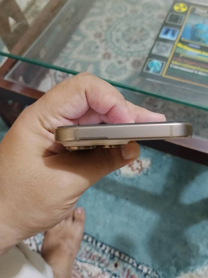 Apple iPhone 16 Pro Max 4
