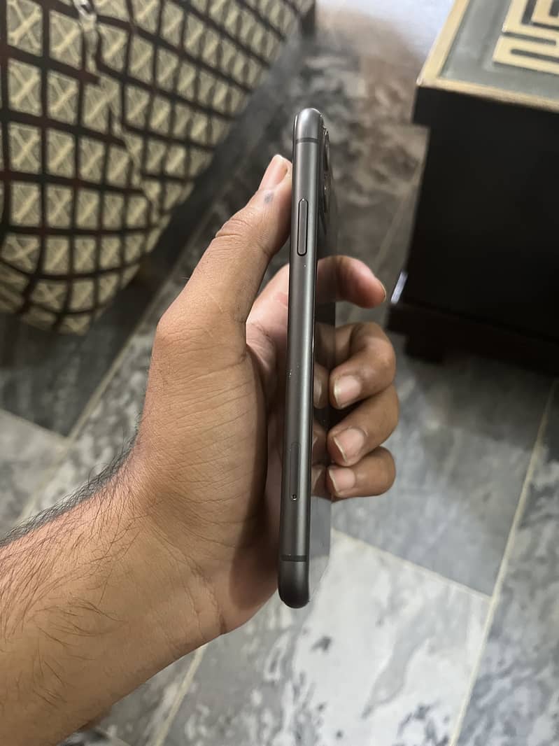 Apple iPhone 11 4
