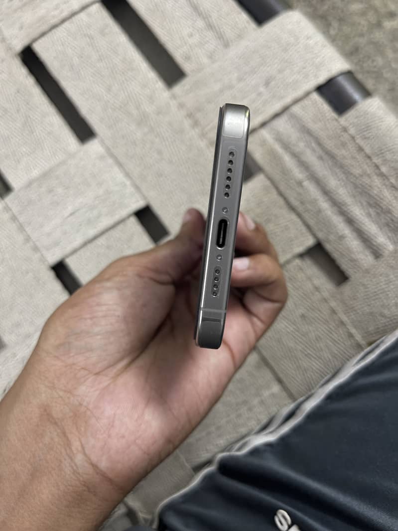 Apple iPhone 15 Pro Max 2