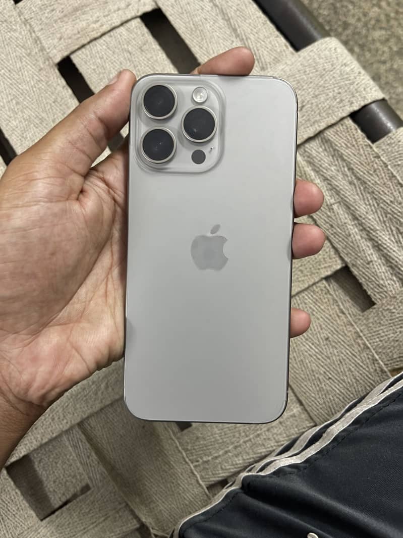 Apple iPhone 15 Pro Max 4
