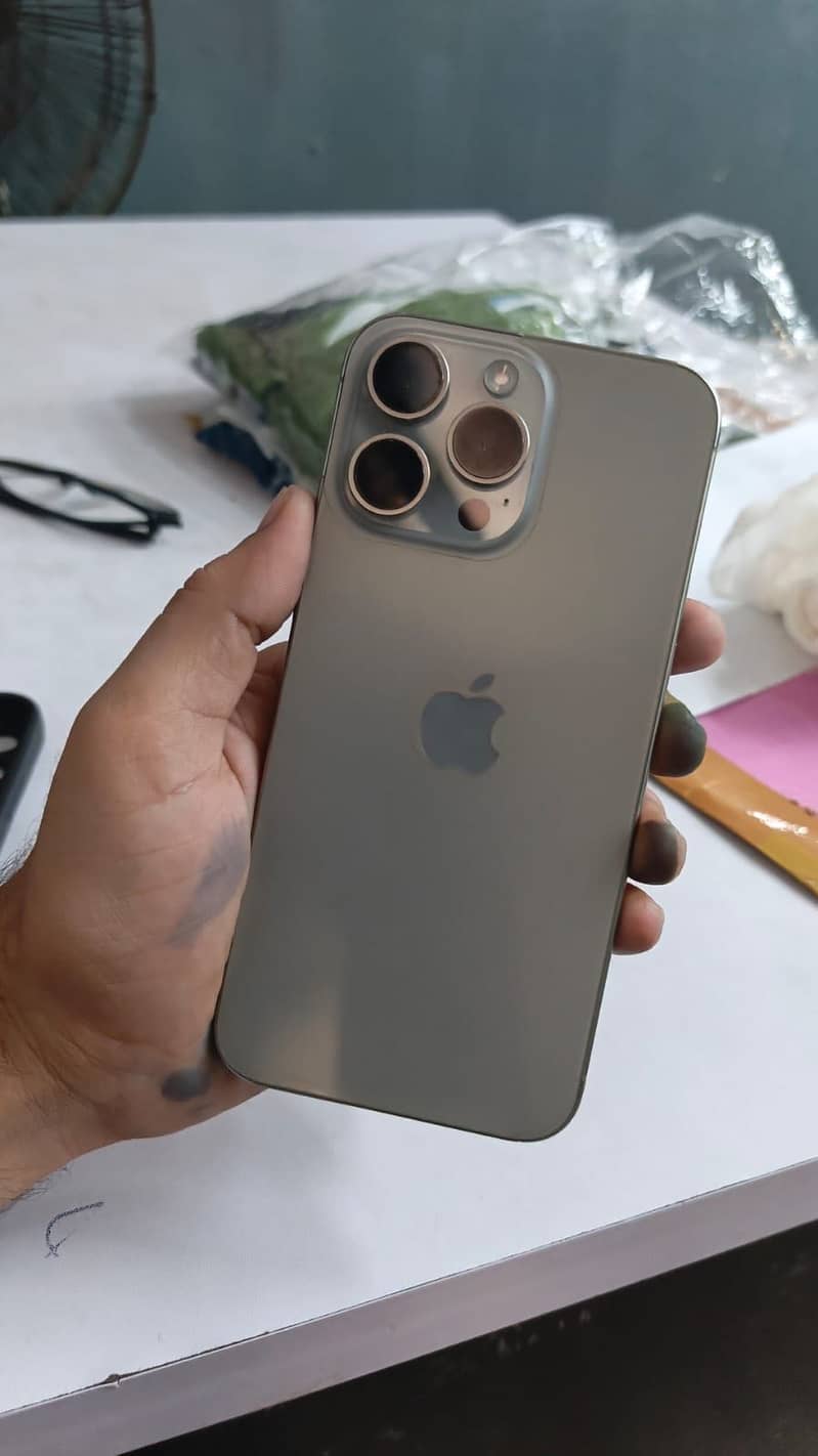 Apple iPhone 15 Pro Max 0