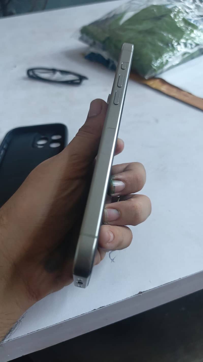 Apple iPhone 15 Pro Max 4