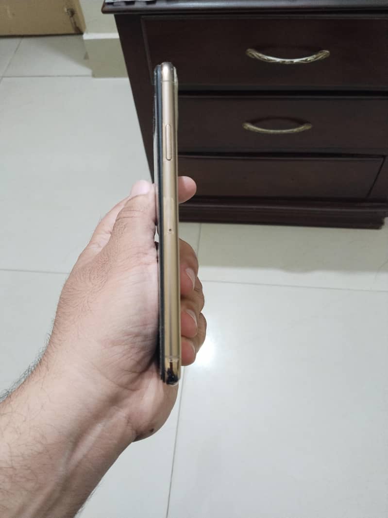 Apple iPhone 11 Pro Max 2