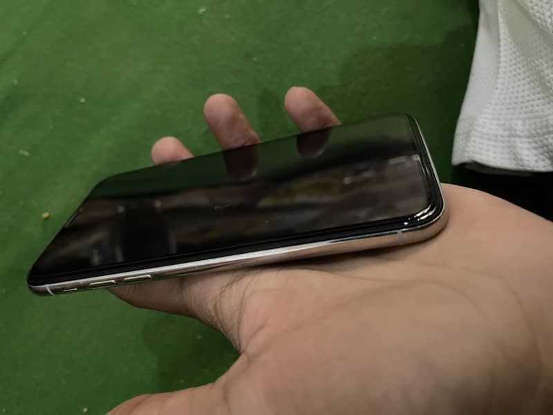 Apple iPhone X 4